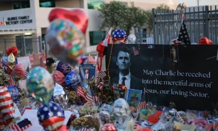 Me masa të forta sigurie, mbahet ceremonia përkujtimore për Charlie Kirk, të pranishëm Trump dhe JD Vance