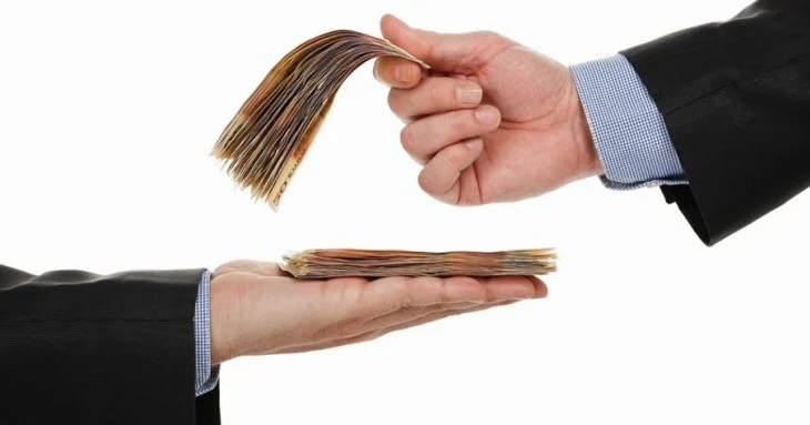 Më mirë në shtet, apo në privat? Si po ndryshon hendeku i pagave, rritje në të dy sektorët, por dinamika të ndryshme