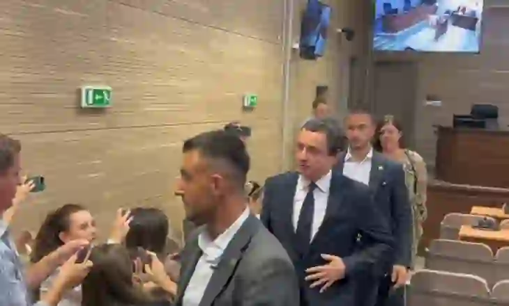 ‘Më parë e vras Albinin…’! Dy të akuzuarit nuk pranojnë fajin, në gjyq i pranishëm edhe Kurti