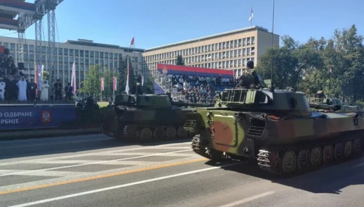 Me tanke në rrugë/ Serbia mban paradë ushtarake, në kohën e protestave antiqeveritare