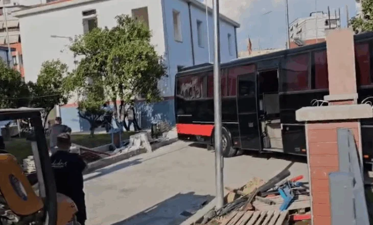 Megaoperacioni i RENEA-s në Elbasan, 30 prej të arrestuarve nisen drejt Tiranës