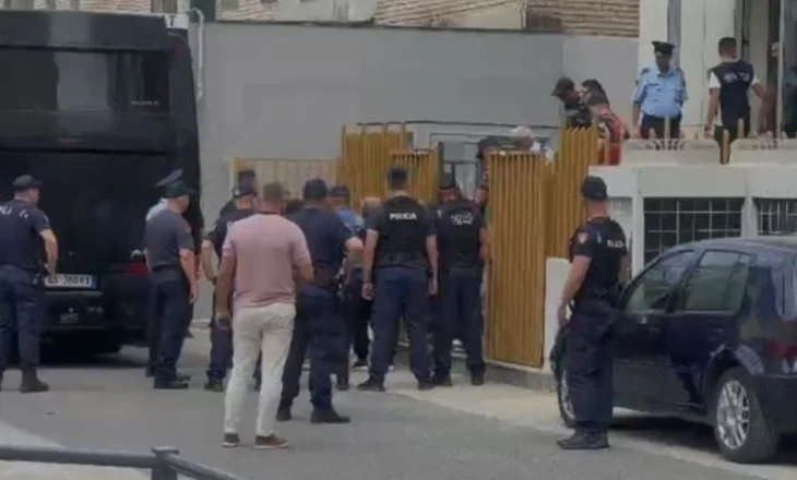 Megaoperacioni në Elbasan/ Me autobus nga Tirana, 30 të arrestuarit mbërrijnë në Gjykatë për masën e sigurisë