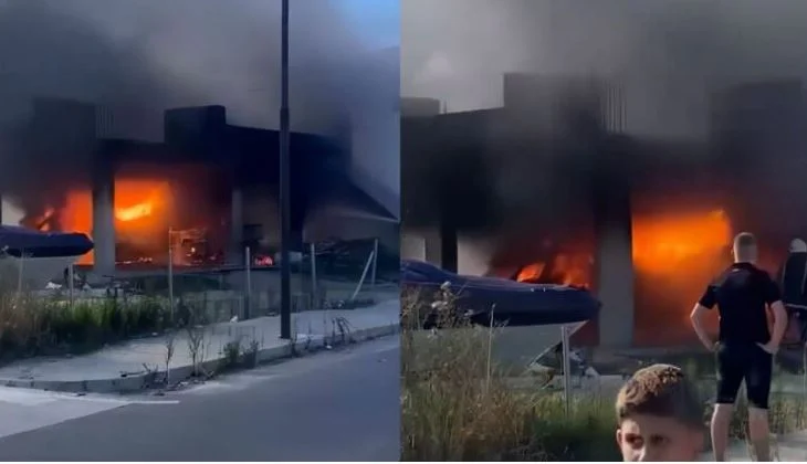 Merr flakë një garazh, digjen dy automjete (Video)