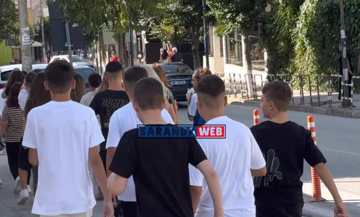 Mësuesit tentojnë të thyejnë protestën, futën 4 nxënës dhe filluan mësimin – VIDEO