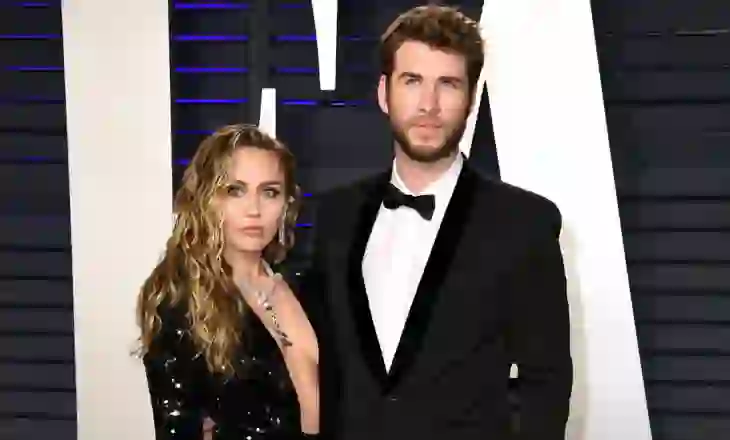 Miley Cyrus tregon se ruan ende fustanin nga takimi i parë me Liam Hemsworth, edhe pse të ndarë!