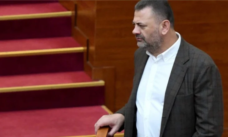MINUTA E FUNDIT – Tom Doshi heq dorë sërish nga mandati i deputetit, bashkë me të edhe Sabina Jorgo