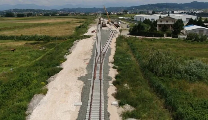 Miratohet granti 60.5 mln euro për linjën hekurudhore Durrës-Rrogozhinë