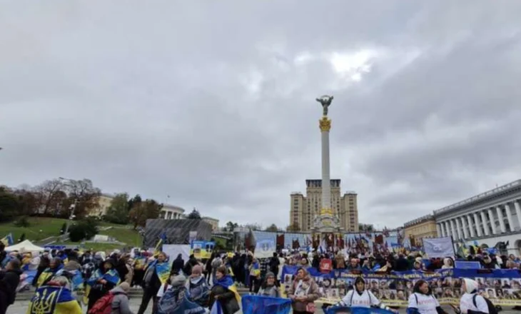 Miratohet ligji i ashpër kundër ushtarëve ukrainas, shpërthejnë protestat në Kiev