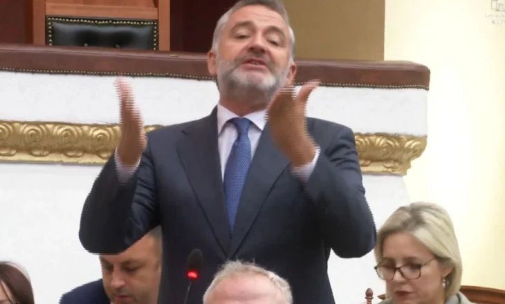 “Mos bëni si të fortë se nuk jeni”/ Klosi- opozitës: Ju që flisni për Diellën, sa herë nxjerr Berisha qytetarin digjital?