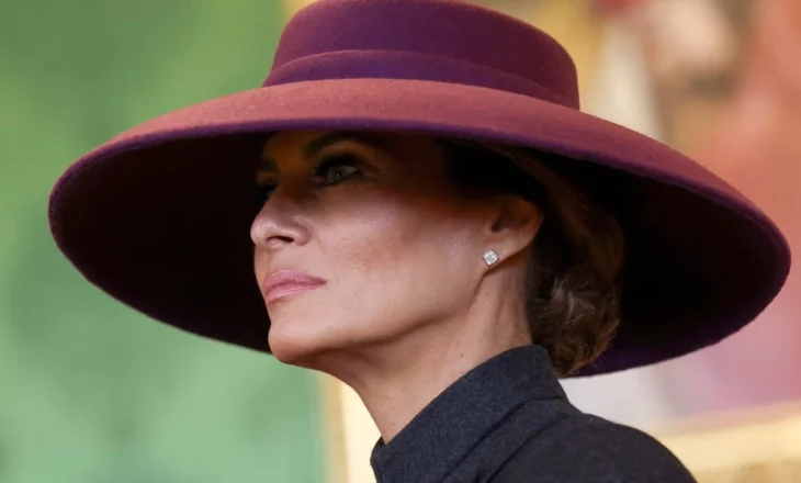 “Mos më shikoni”/ Melania Trump rikthen kapelen misterioze në takim mbretëror