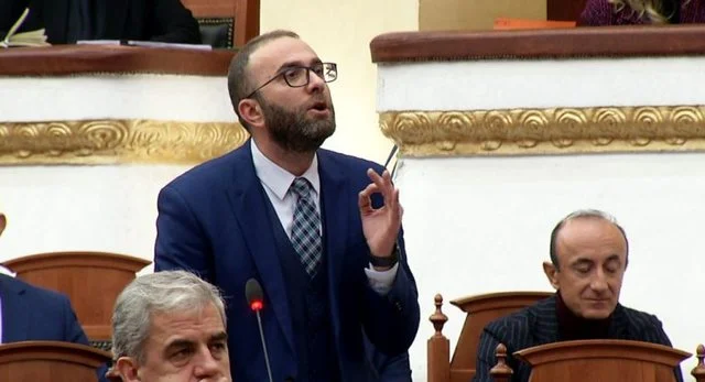 “Mos u bëni vartës të dikujt tjetër”/ Nisja e seancës plenare, përplasen Bardhi-Peleshi: Nisët detyrën në shkelje…