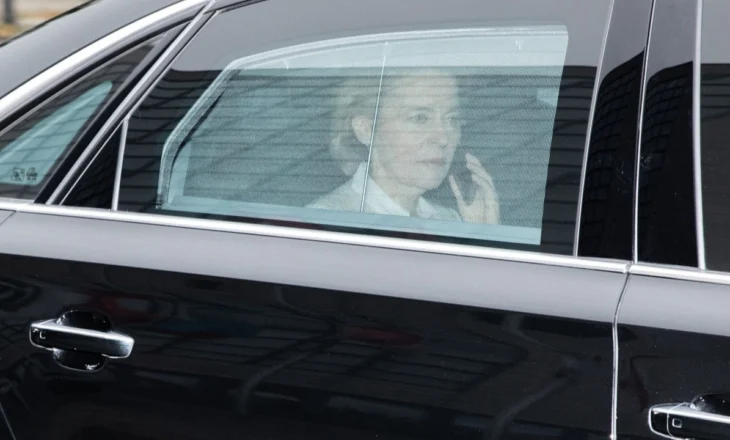 Nacionalistët bullgarë sulmojnë makinën e Von der Leyen, presidentja e KE do të hynte në një fabrikë armësh