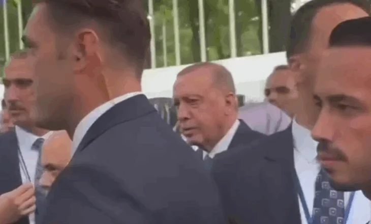 “Ndal! Po kalon Trump”, pas Macron edhe Erdogan bllokohet nga autokolona e Presidentit amerikan
