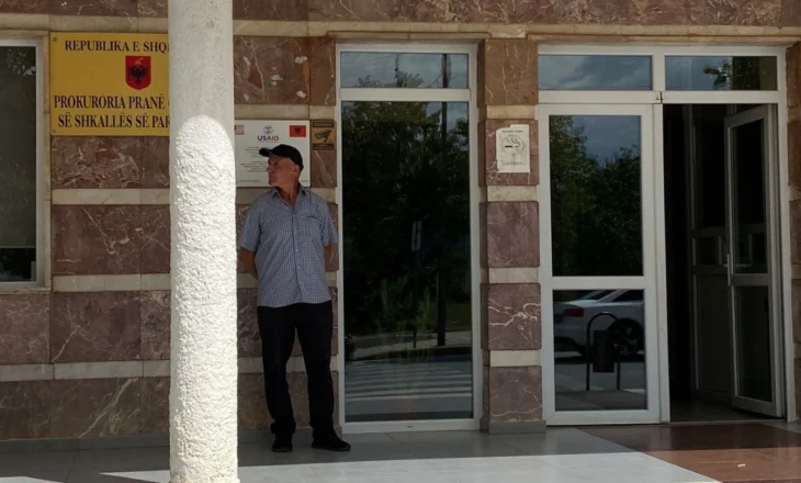 Ndërtoi 8 objekte pa leje dhe pishinë brenda rrethimit të banesës, gjykata jep vendimin për pronarin nga Tropoja