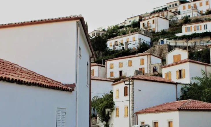 Ndërtoi shtëpi druri pa leje dhe vendosi 4 konteinerë në Vuno, arrestohet 45-vjeçari