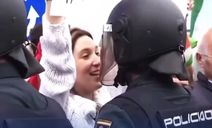 Ndërveprimi i një protestueseje të re me oficerin e policisë në marshimin pro-palestinez në Spanjë bëhet viral
