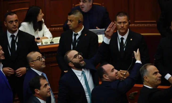 Ndëshkohen Gazment Bardhi dhe Fidel Kreka, pas kaosit në Kuvend/ Përjashtohen 10 ditë nga seancat