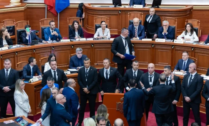 Ndodh për herë të parë, programi dhe përbërja e Qeverisë miratohet me 82 vota pro. Seanca zgjat vetëm 25 minuta