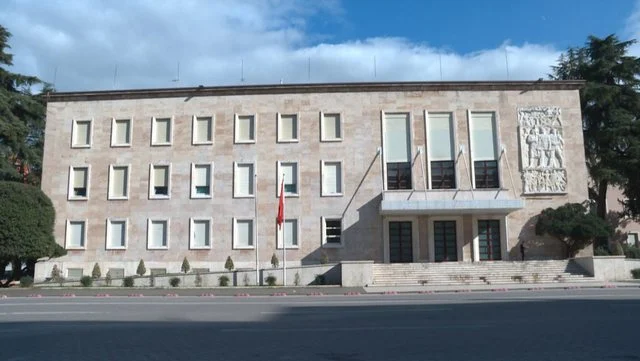 Ndryshime në kabinetin qeveritar/ Lirohen nga detyra tre zëvendësministra, marrin mandatin e deputetit