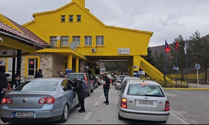 Në mjetet që drejtonin u gjetën mallra kontrabandë, arrestohen dy shoferët në Kapshticë