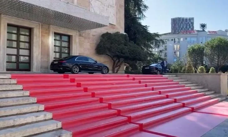 Në pritje të ministrave, Kryeministria shtron tapetin e kuq. Pas betimit i pret fotoja familjare