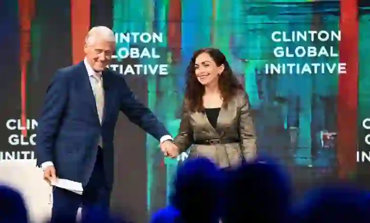 Në skenë me ish-presidentin Clinton, Vjosa Osmani rrëfen rrugëtimin e Kosovës drejt lirisë