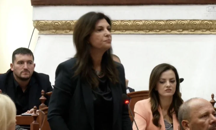Nga dasma e të birit në Kuvend, betohet edhe Jozefina Topalli