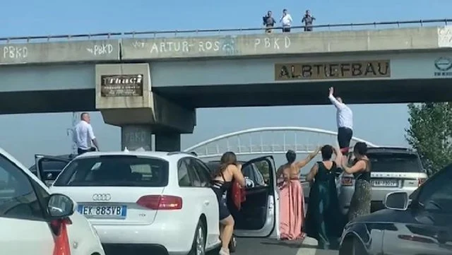 Nga gëzimi i dasmës bllokuan Unazën me makinat e marra me qira, dy të proceduar