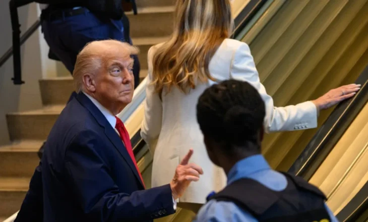 Nga ngecja e shkallëve lëvizëse te mikrofoni jashtë funksionit, Shtëpia e Bardhë kërkon hetim për incidentet e Trump gjatë fjalimit në OKB