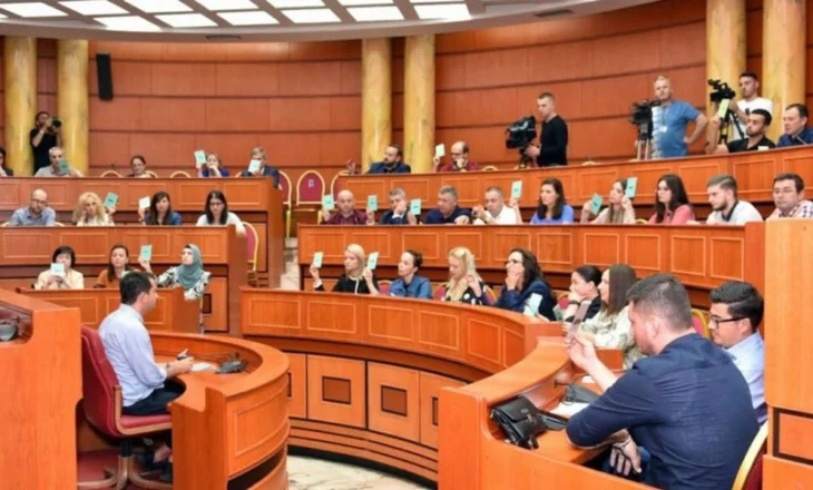 Nis mbledhja e Këshillit Bashkiak të Tiranës për shkarkimin e Valiajt