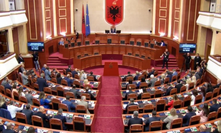 Nis seanca plenare në Kuvendin e Shqipërisë, betohen tre deputetë të opozitës, Topalli nuk është prezente
