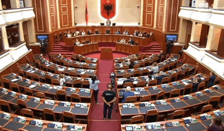 Nis sot seanca e parë e legjislaturës së XI-të të Kuvendit! Betohen 140 deputetët, të hënën prezantohet qeveria “Rama 4”
