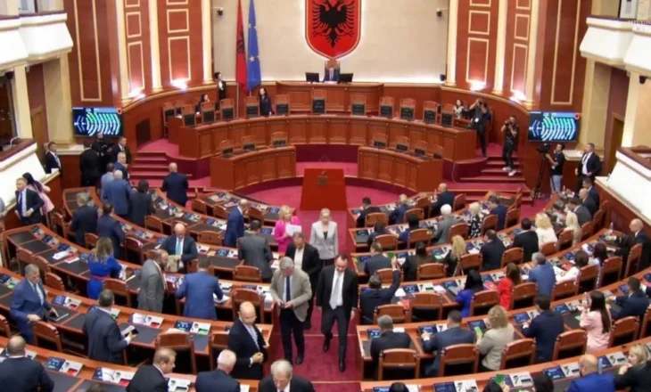 Nis votimi për rendin e ditës dhe ndryshimet e rregullores së Kuvendit, opozita braktis seancën plenare