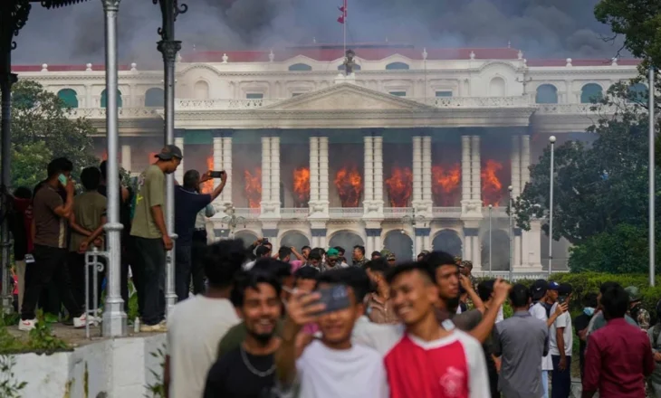 Një ditë pas rënies së qeverisë në Nepal, ish-gjykatësja pranon kërkesën e protestuesve për tu bërë kryeministre e përkohshme