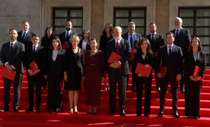 Një “Luftë” e heshtur mes ministrave për krahun e majtë të Ramës? Fotoja virale nga qeveria “Rama 4”