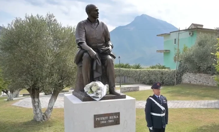 Një monument për poetin në qytetin me buste heronjsh
