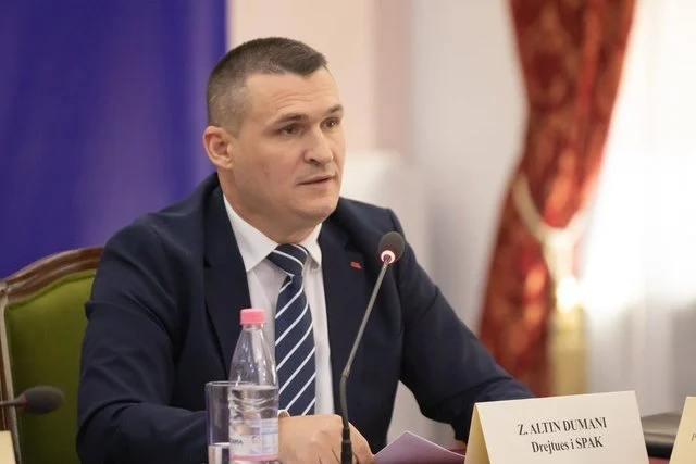 “Normalisht që kryefjalë e bisedës…”/Dumani në SHBA, reagon gazetari: Takimi në DASH lidhet më shumë me politikën