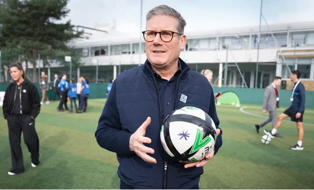 “Nuk është më i afti, por një kapiten i mirë”; kryeministri Starmer nuk i ndahet futbollit