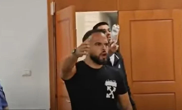 “O mashtrusa, ulu aty dëgjo. Jam vlonjat, s’ka shanse që…”, momentet e tension në mbledhjen e Këshillit bashkiak, i riu hap derën me forcë dhe kërcënon zyrtarët