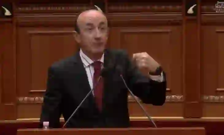“O pazarxhinj”, plas sherri në studio  mes gazetarit dhe Dash Sulës: E shitën opozitën dhe ia lanë pushtetin Ramës,ti..