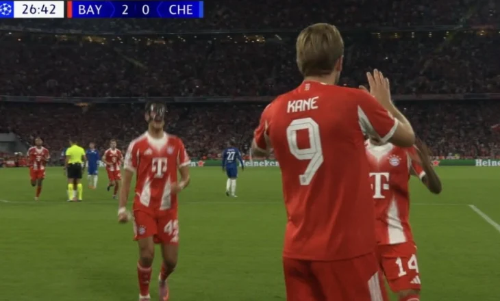 Olise “detyron” mbrojtësin e Chelsea-s të shënojë në portën e tij. Kane dyfishon shifrat (video)