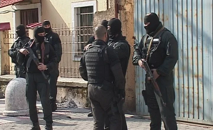 Operacion antidrogë në Elbasan, 40 të arrestuar. Sekuestrohen armë dhe lëndë narkotike