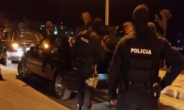 Operacion i madh në Elbasan! Dhjetëra të arrestuar, sekuestrohen drogë dhe armë