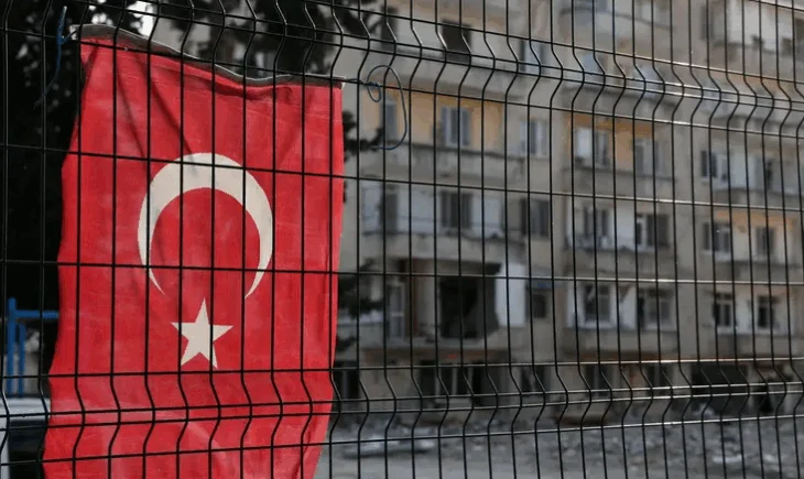 Operacion i madh në Stamboll! Shteti merr kontrollin e tre televizioneve kryesore, arrestime dhe qindra konfiskime