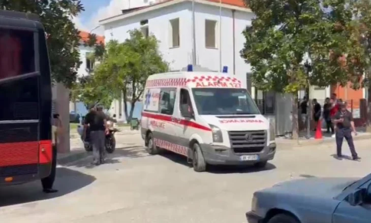 Operacioni anti-drogë në Elbasan/ Sëmuret njëri nga të arrestuarit, dërgohet në spital