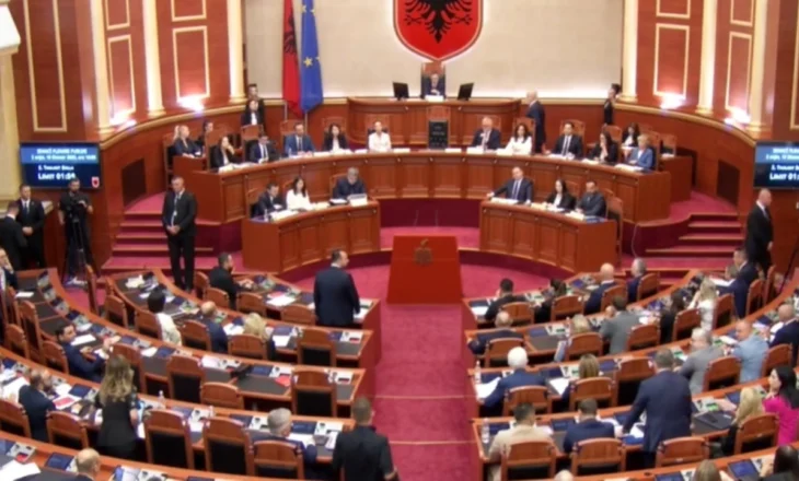Opozita bën zhurmuesin teksa Diella mban “fjalën”, Rama lë foltoren, ndërpritet seanca