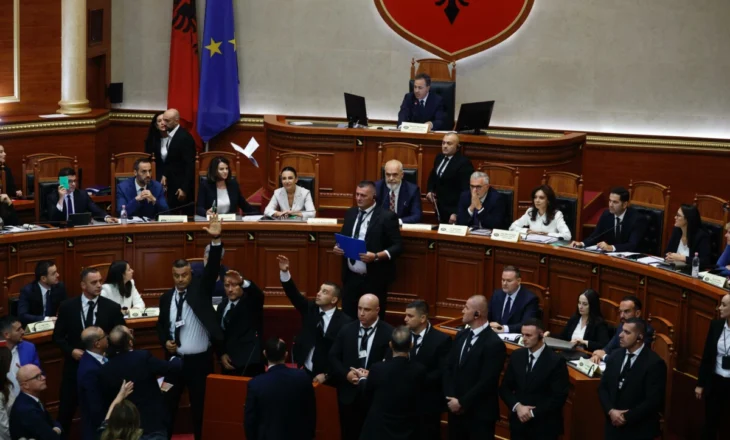 Opozita bllokoi foltoren, seanca e kaosit në Kuvend përmes fotove