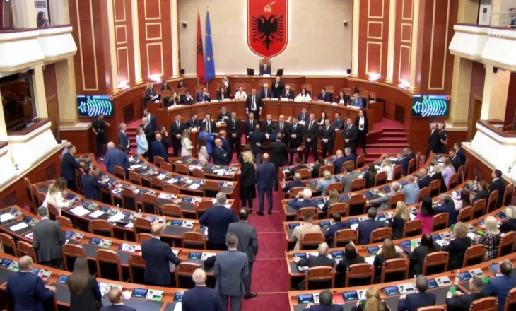 Opozita bllokon Foltoren, nuk lejon kryeministrin të flasë, Peleshi mbyll seancën! Miratohet programi dhe kabineti i ri qeveritar