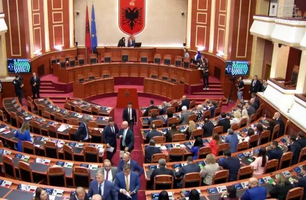Opozita braktis sallën, mazhoranca miraton ndryshimin e Rregullores së Kuvendit me 79 vota pro