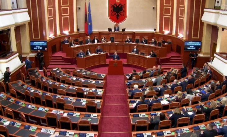 Opozita braktis seancën, Korreshi futet në sallë dhe shtanget, Balla e ironizon: S’e ke marrë vesh akoma? Ikën ata